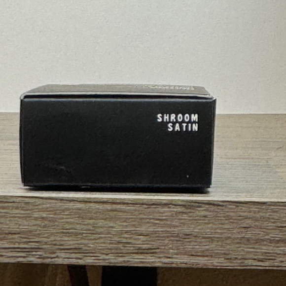 MAC Cosmetics Shroom Satin Eyeshadow - Subtle Cream - Picture 3 of 4